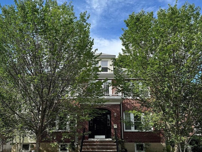 Building Photo - 133 Columbia St