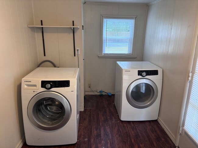 Building Photo - 2-bedroom 1 bathroom house with garage and washer/dryer provided