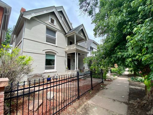 Primary Photo - Charming 1-Bedroom Apartment in Desirable ...