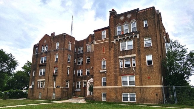 Primary Photo - Casaloma Apartments