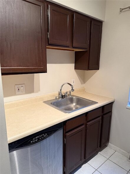 Building Photo - 210 Woodhaven Dr