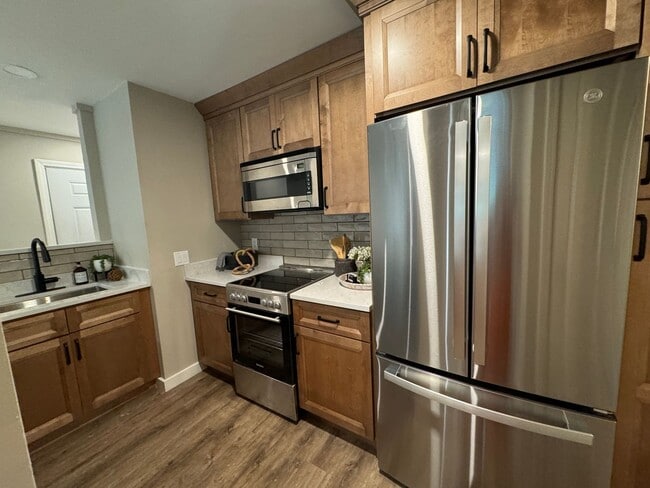 Building Photo - Beautiful One Bedroom Condo - HEAT INCLUDE...