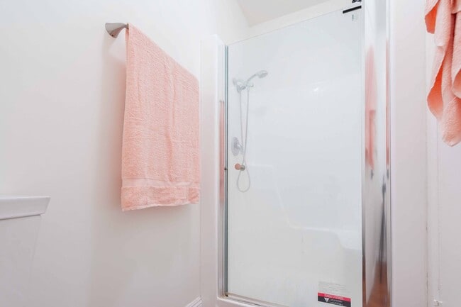 Building Photo - Gated Community 2 Bedroom 2 Bath Condo