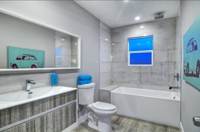 Building Photo - Private 3 Bed / 3 Bath Home with Incredible Outdoor Space