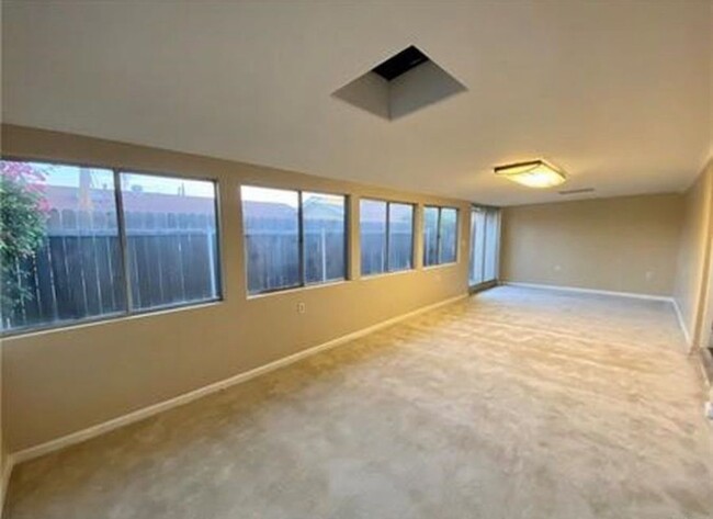 Building Photo - 126 N Woodlake St
