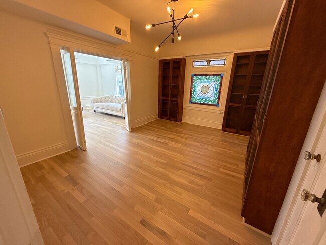 Building Photo - Epic REA- Spacious Flexible Plan 2 BR/1 BA...