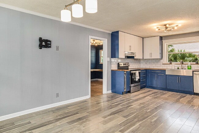 Building Photo - Beautiful East Hill home located in one of...