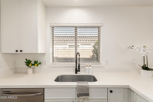 Building Photo - 479 E Dragon Springs Dr