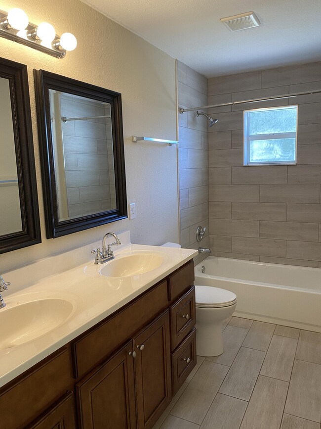 Building Photo - 1681 NW Palm Lake Dr