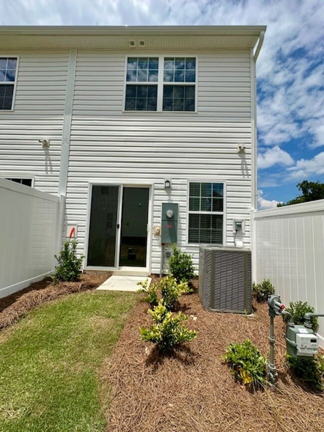 Building Photo - **Brand New** 2 Bed, 2.5 Bath Townhome in ...