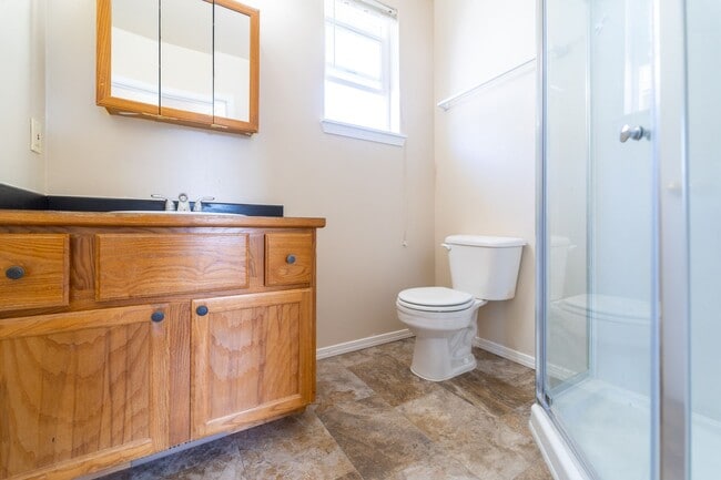 Building Photo - Spacious 3 Bedroom / 2.5 Bathroom Single Family Home Available in Tacoma!