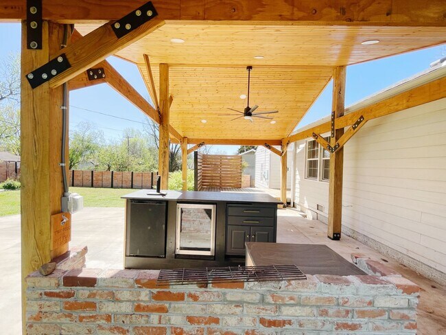 Building Photo - Adorable Midtown Tulsa Bungalow