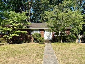 Building Photo - Three bedroom, 1.5 bath house in Burlington