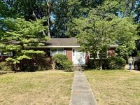 Building Photo - Three bedroom, 1.5 bath house in Burlington