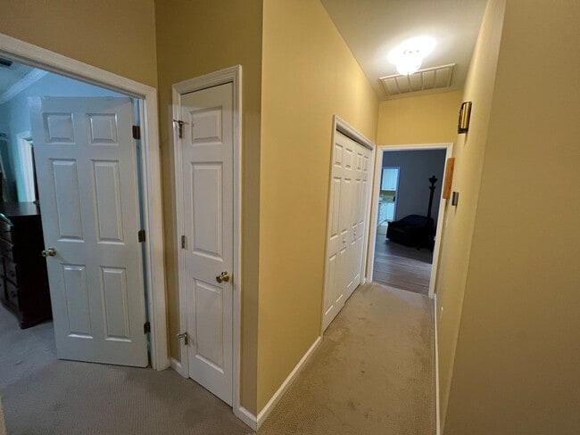 Building Photo - 32 Oak Park Point