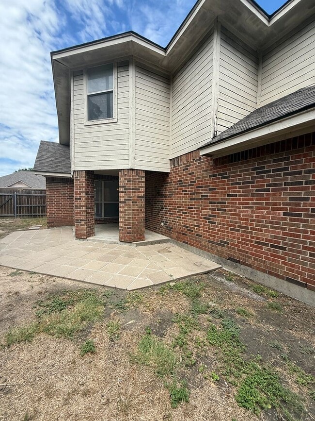 Building Photo - 3/2.5/2 2 STORY - Great Location near Main St