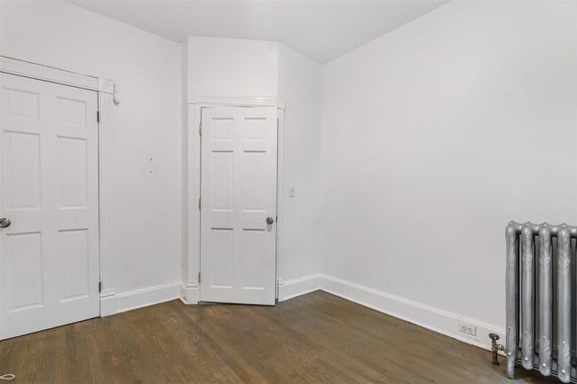 Building Photo - 281 Violet Ave
