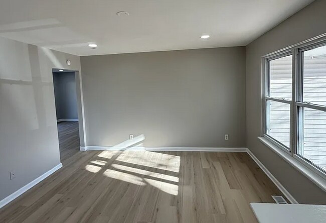 Building Photo - 3 bedroom 1 bathroom on a quiet street!