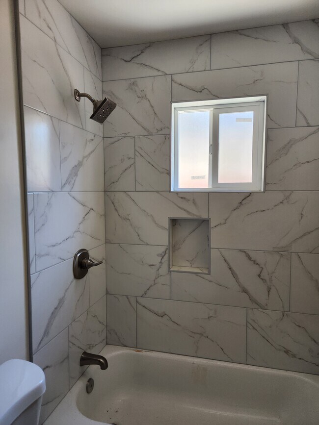 Building Photo - 466 E 60th St