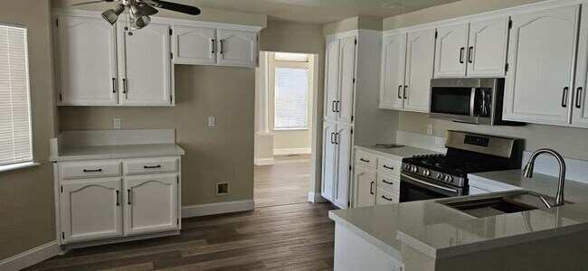 Building Photo - 270 Camelot Dr