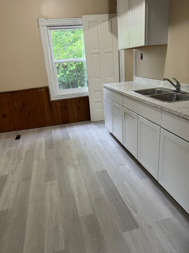 Building Photo - 135 W 1st St