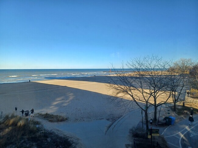 Building Photo - 5801 N Sheridan Rd