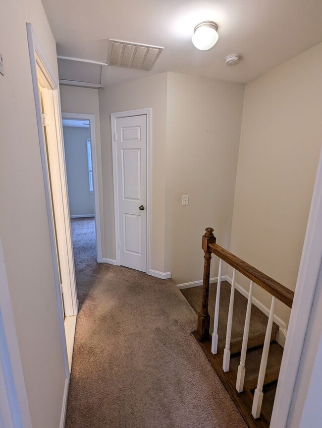 Building Photo - Beautifully maintained townhouse in Freder...