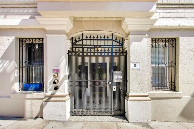 Building Photo - 860 Bush St