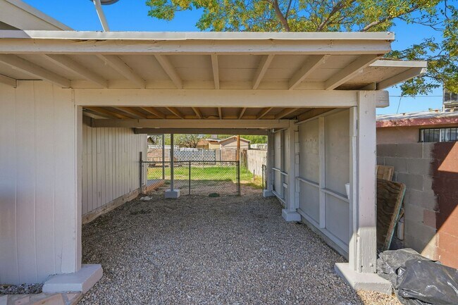 Building Photo - Pending/ Rented - Beautifully Remodeled Home in a Central Tucson Location!