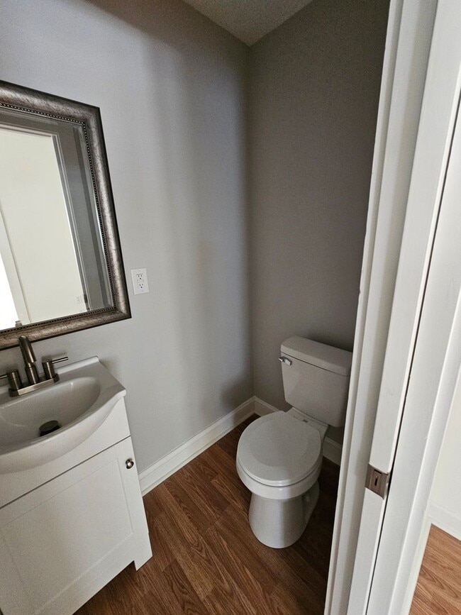 Building Photo - Must see! 2 BR in High Point