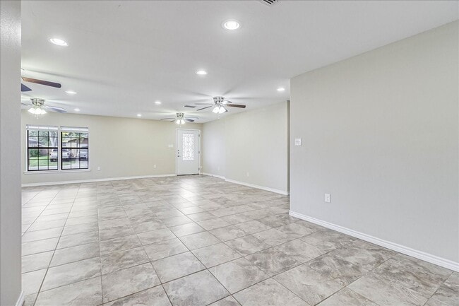 Building Photo - 2111 E Lott Ave