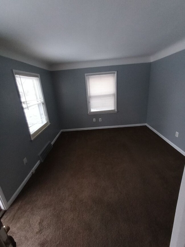 Building Photo - 2 Bedroom 1 Bathroom Eastpointe Ranch Home...