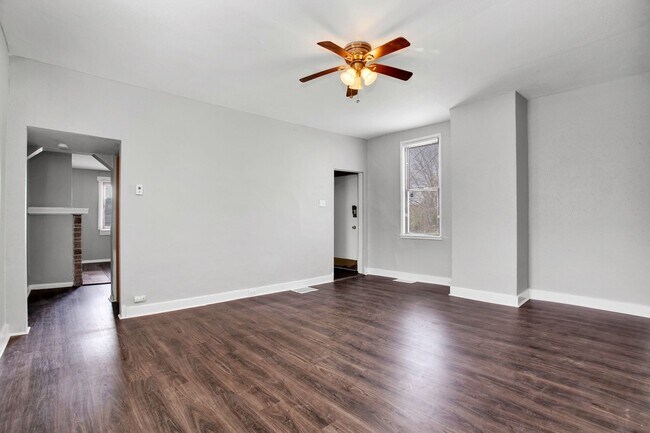 Building Photo - Updated 3 Bedroom 1 Bath with Off Street P...