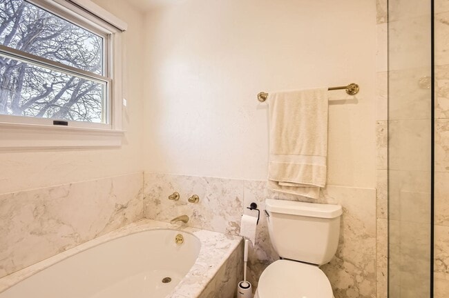 Building Photo - Gorgeous Home in Centennial w/Beautiful Fi...