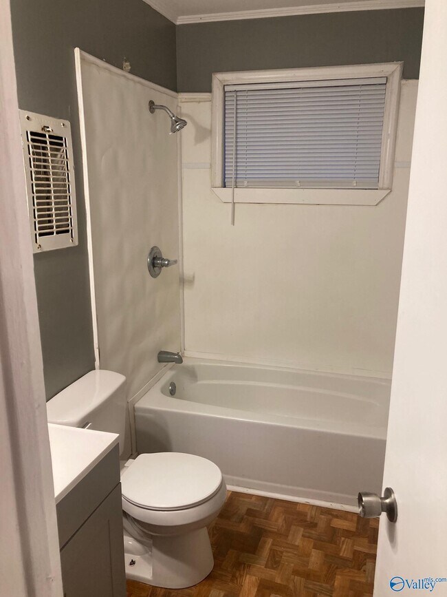 Building Photo - 702 Mastin Lake Rd NE