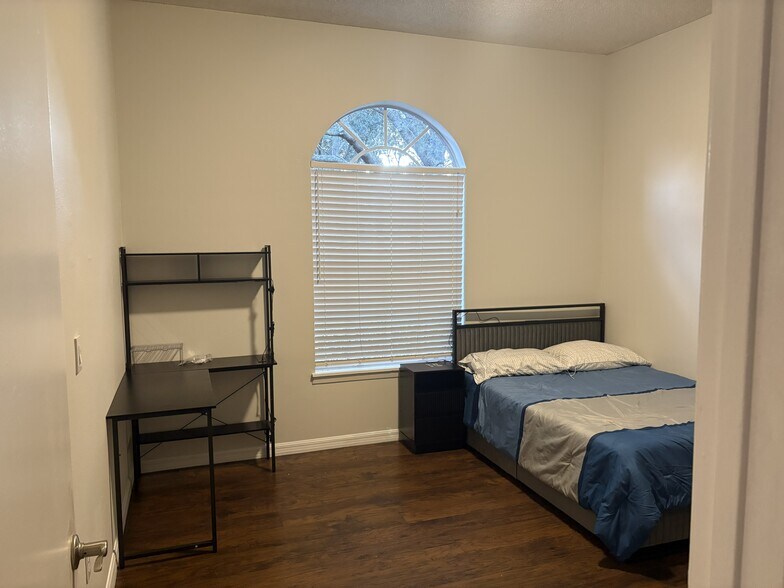 Building Photo - 160 Reserve Cir