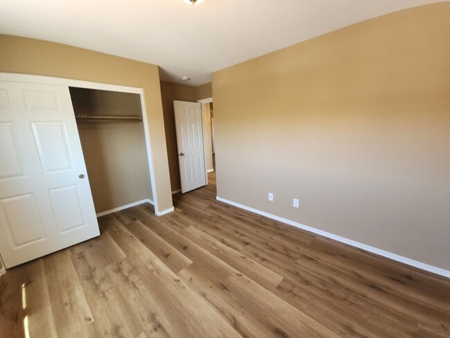 Building Photo - Beautiful detached home with fully fenced back yard.