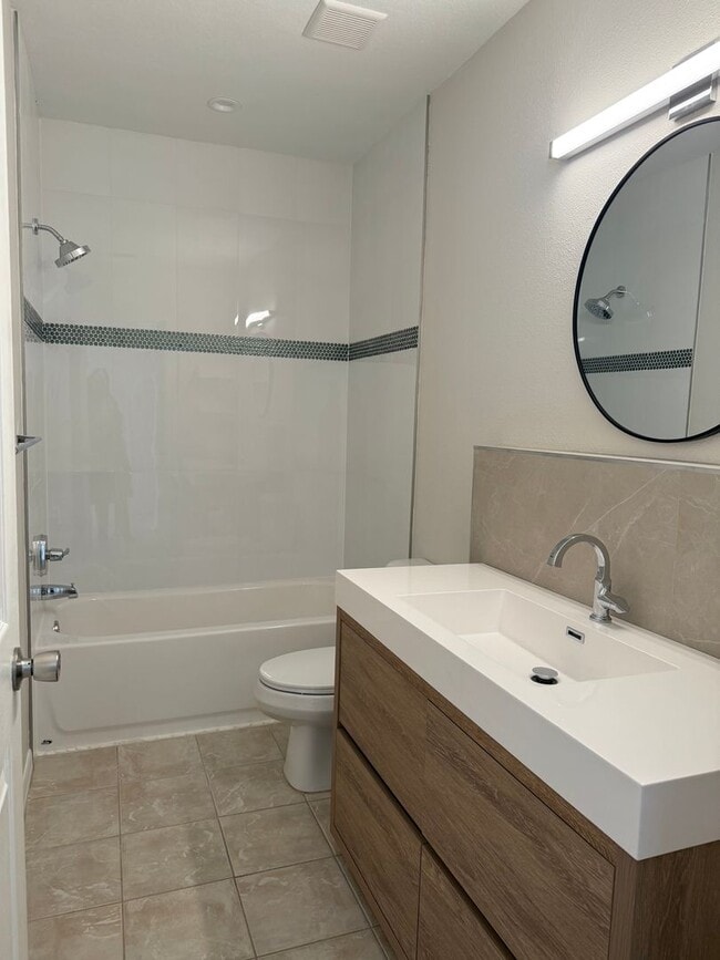 Building Photo - Awesome location and close to a park!