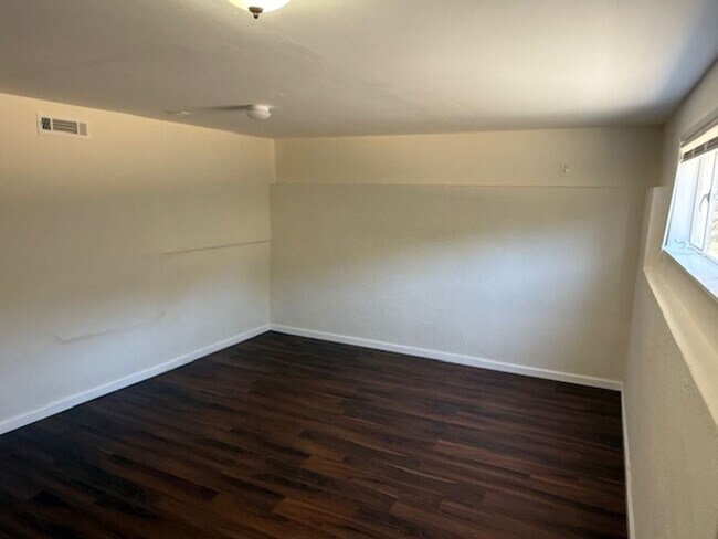 Building Photo - 3-Bedroom Rodeo Home with Brand New Kitchen!