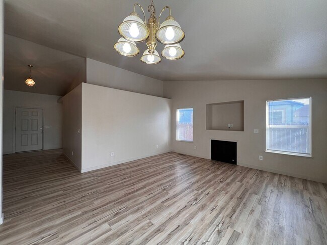 Building Photo - Cute 3 bedroom home Located in Donner Trails