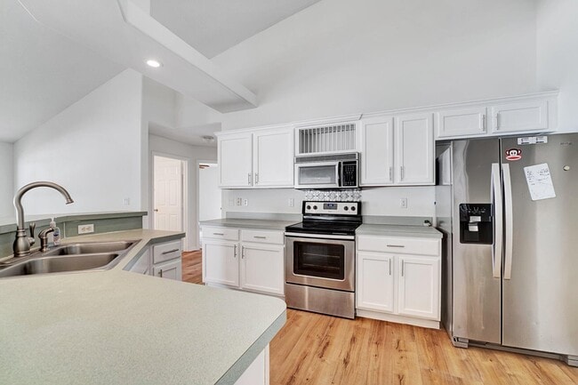 Building Photo - 513 SE Cliff Rd