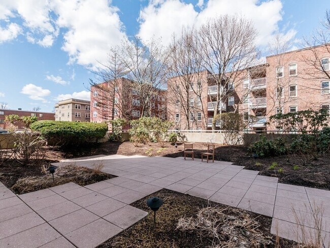 Building Photo - 931 Massachusetts Ave