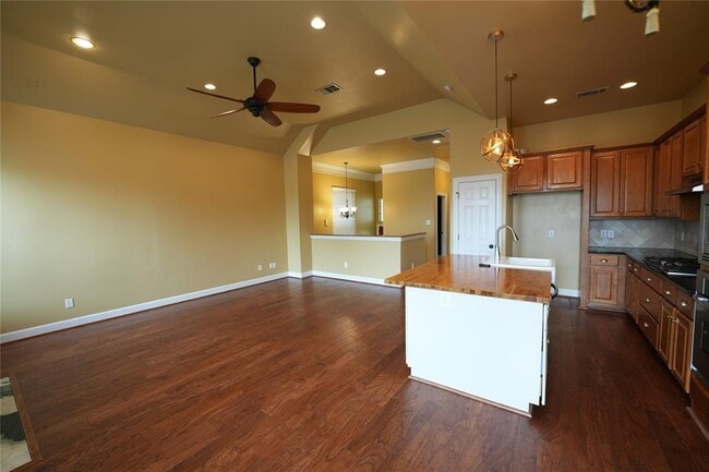 Building Photo - 10819 Almeda Park Dr