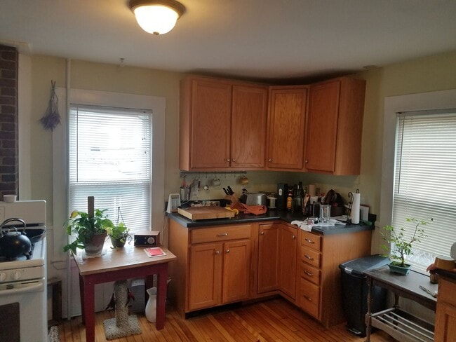 Building Photo - 14 Hamlin Ct