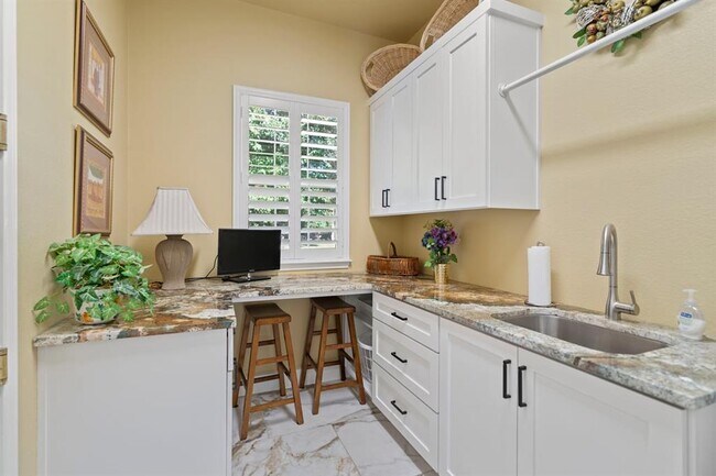 Building Photo - 121 Vinca Dr