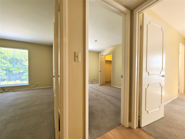 Building Photo - Spacious Condo in Menlo Park available now!