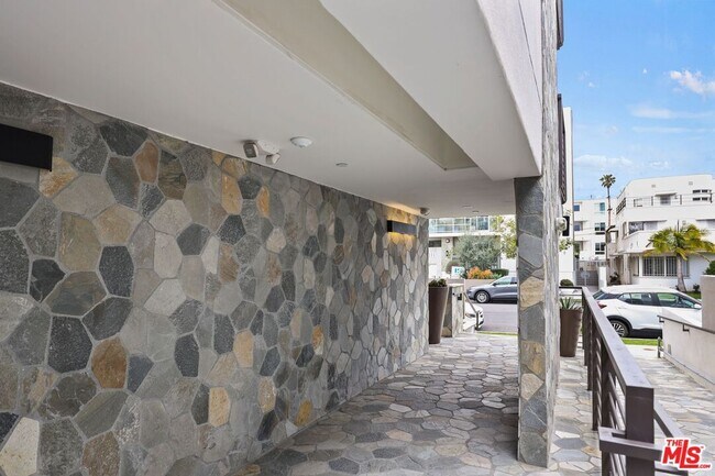 Building Photo - 106 S Kings Rd