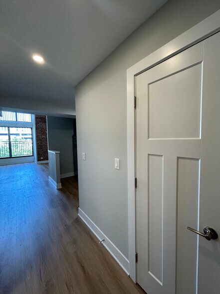 Building Photo - 1214 N La Salle Dr