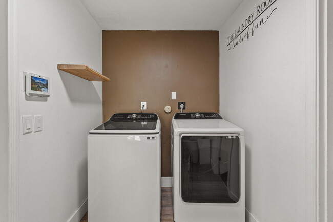 Building Photo - 465 Goldenwood Way