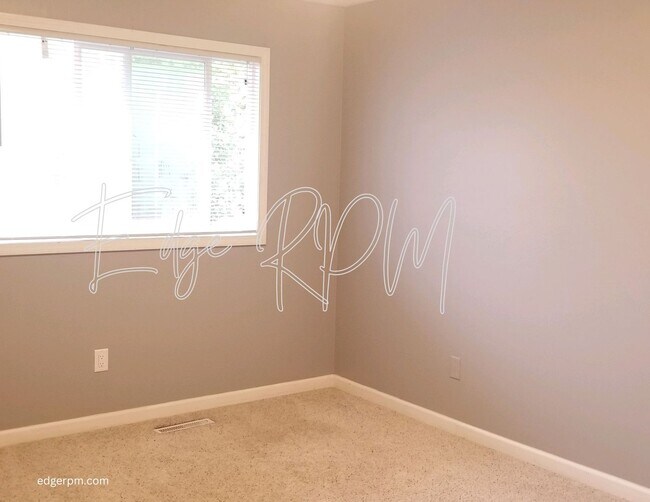 Building Photo - Now leasing for May 2026! Four Bed/One Bath